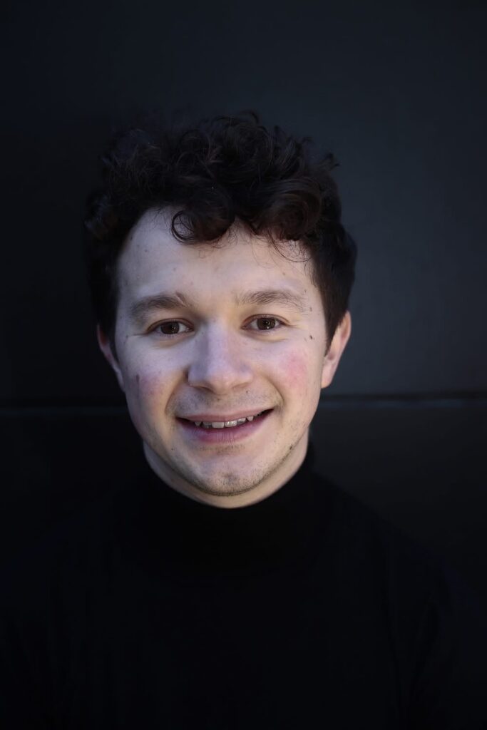 - Théâtre -
« Je peux prendre n'importe quel espace vide et l'appeler une scène. Quelqu'un traverse cet espace vide pendant que quelqu'un d'autre l'observe, et c'est suffisant pour que l'acte théâtral soit amorcé. » Peter Brook